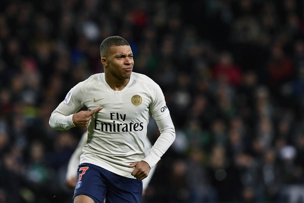 港股房地产股走强